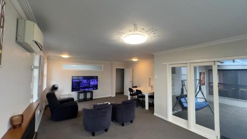 Közös társalgó / TV, Comfy Private Room on the Cameron- Superb Location in Tauranga