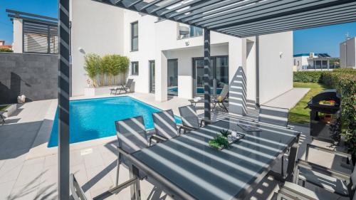 Villa Freya by Villas Guide - image 2