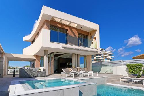 Suncity Icon - Luxury Beachfront Villa – khách sạn tại Sotira