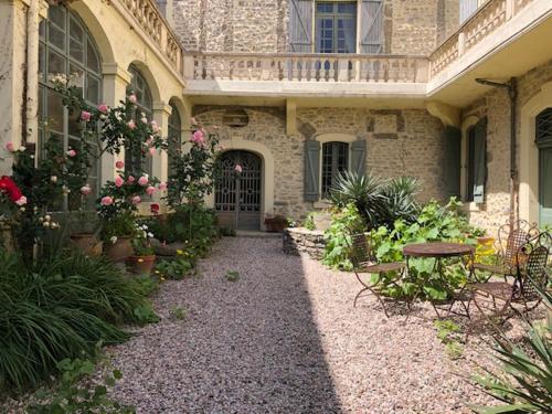 demi-château de Paulignan pour 15 personnes (demi-chateau de Paulignan pour 15 personnes) in Trausse