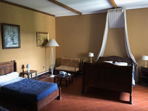 demi-château de Paulignan pour 15 personnes (demi-chateau de Paulignan pour 15 personnes) in Trausse