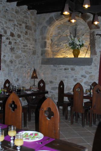 demi-château de Paulignan pour 15 personnes (demi-chateau de Paulignan pour 15 personnes) in Trausse