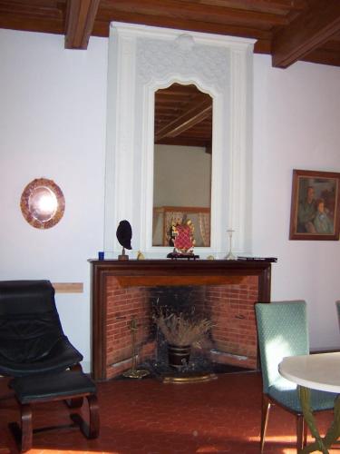 demi-château de Paulignan pour 15 personnes (demi-chateau de Paulignan pour 15 personnes) in Trausse