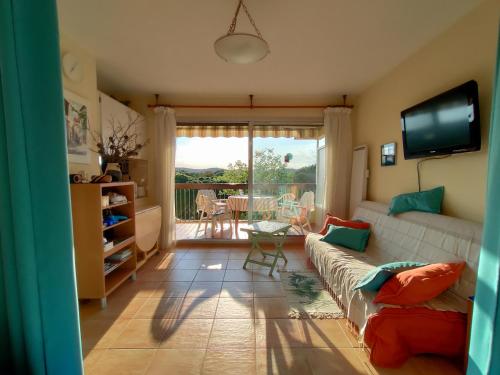 JOLI STUDIO avec terrasse et garage, Vue sur collines