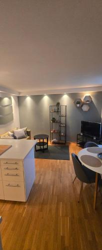 Central 1 bedroom apartment with a view 3