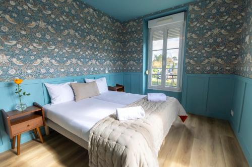 3 queen beds, 1 twin bed