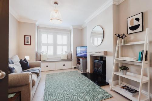 Salterns House by Lil Blu Stays gîte à louer Parkstone Railway Station