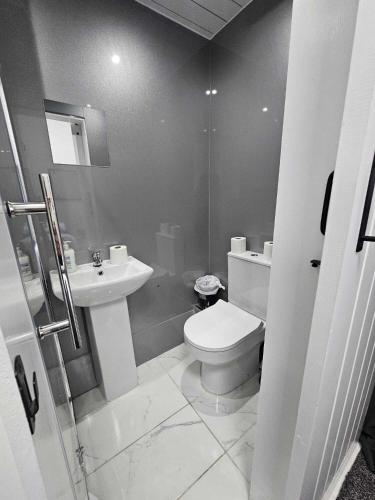 Edinburgh City Hotel - image 9