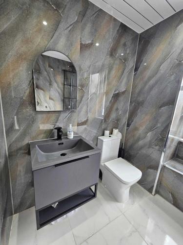 Edinburgh City Hotel - image 10