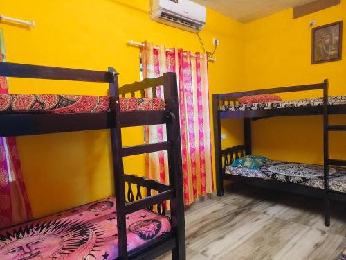2 bunk beds