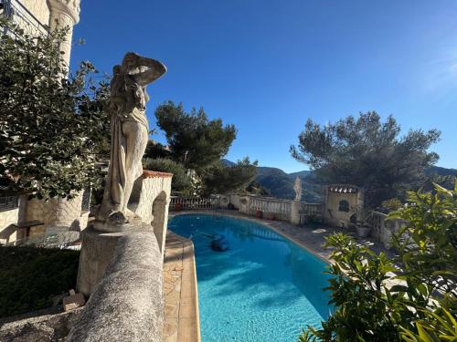 Studio climatise et sa terrasse privee en villa in La Trinite