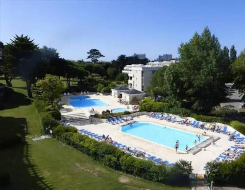 Petit nid au cœur de La Baule terrasse et piscine