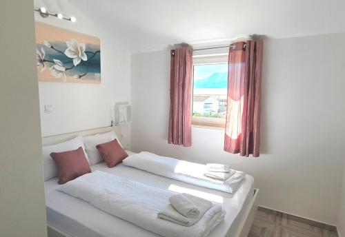 2 bedrooms, 3 beds