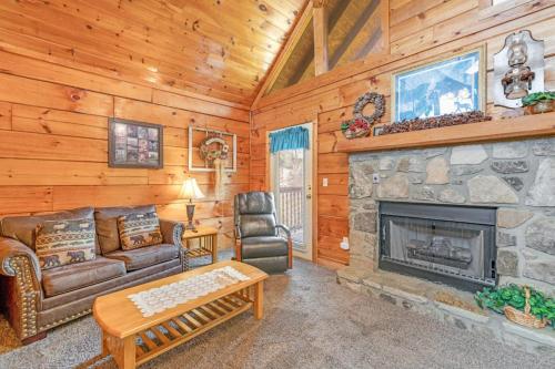 Cozy Cabin W Fireplace Sleeps 2 Shared Pool in Pigeon Forge (TN)