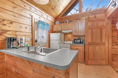 Cozy Cabin W Fireplace Sleeps 2 Shared Pool in Pigeon Forge (TN)