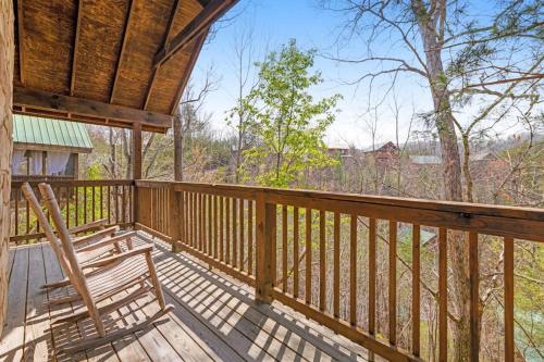 Cozy Cabin W Fireplace Sleeps 2 Shared Pool in Pigeon Forge (TN)