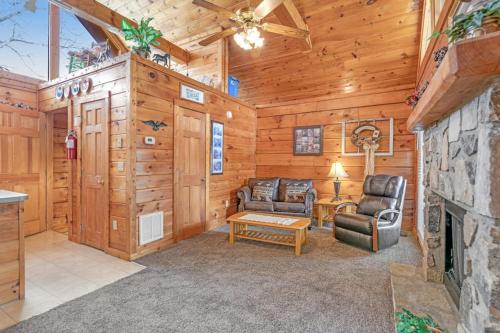Cozy Cabin W Fireplace Sleeps 2 Shared Pool in Pigeon Forge (TN)