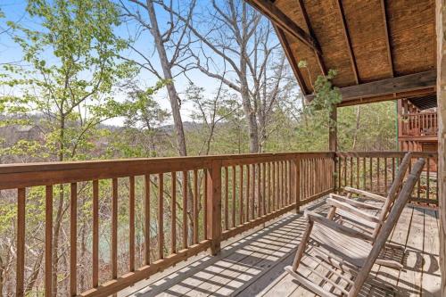 Cozy Cabin W Fireplace Sleeps 2 Shared Pool in Pigeon Forge (TN)