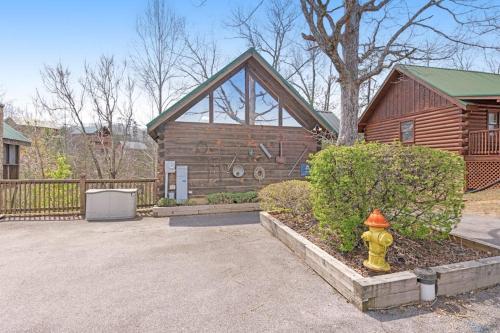 Cozy Cabin W Fireplace Sleeps 2 Shared Pool in Pigeon Forge (TN)