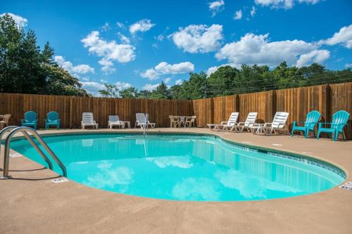 Cozy Cabin W Fireplace Sleeps 2 Shared Pool in Pigeon Forge (TN)