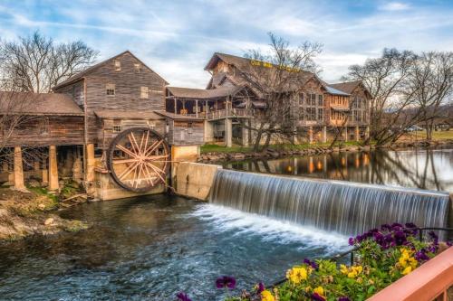Cozy Cabin W Fireplace Sleeps 2 Shared Pool in Pigeon Forge (TN)