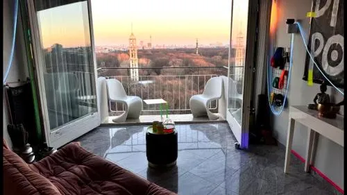 Stylish Skyline Studio Berlin with Free Parking in Berlin, Deutschland
