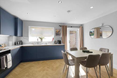 4BDR 3.5 BA Family Home with Garden in Isleworth - image 12
