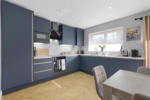 4BDR 3.5 BA Family Home with Garden in Isleworth - image 14