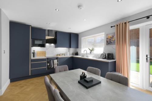 4BDR 3.5 BA Family Home with Garden in Isleworth - image 13