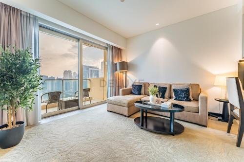 Sky-High 1BR with Stunning Direct Marina Views, Steps from the Metro and Offering Seamless Access to Marina Mall, The Address Residences, Dubai Marina by Deluxe Holiday Homes, Dubaj
