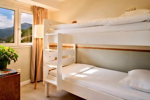 1 double bed, 1 bunk bed