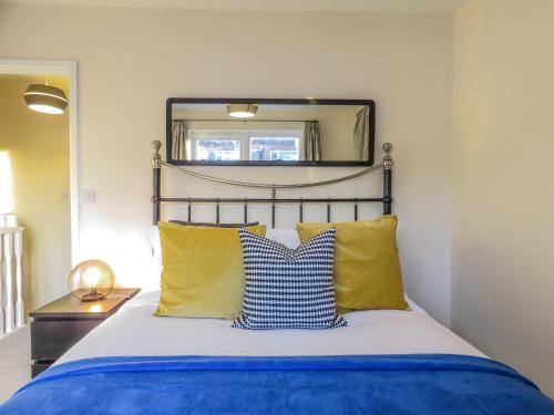 Tudors eSuites 4 Bedroom House Driveway & Garden - #6G