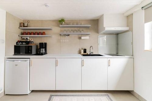 Kitchen, Kattarp Home Cellar - Free Parking & Private Entrance in Sodra Sofielund