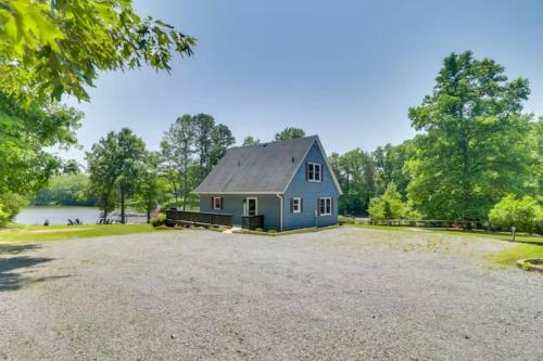 Lakefront Chalet with private dock! in Louisa (VA)