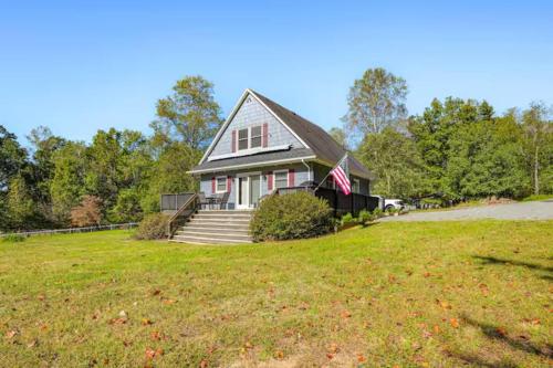 Lakefront Chalet with private dock! in Louisa (VA)