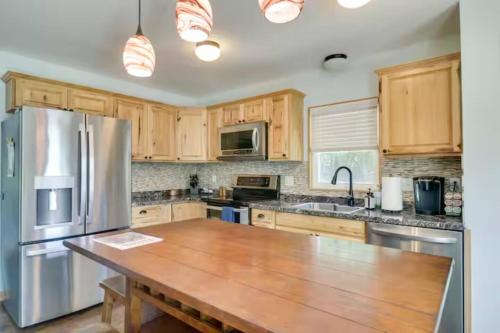 Lakefront Chalet with private dock! in Louisa (VA)