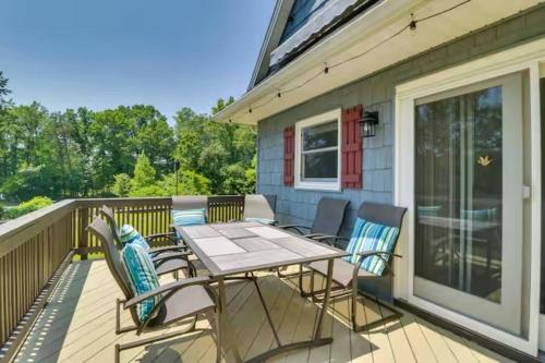 Lakefront Chalet with private dock! in Louisa (VA)