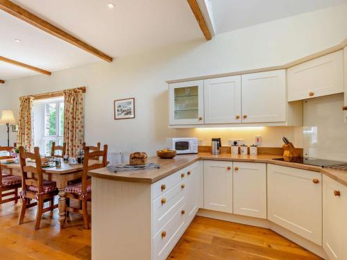 Iekārtas, 2 Bed in Dulverton oc-threb in East Anstey