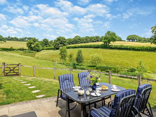 Iekārtas, 2 Bed in Dulverton oc-threb in East Anstey