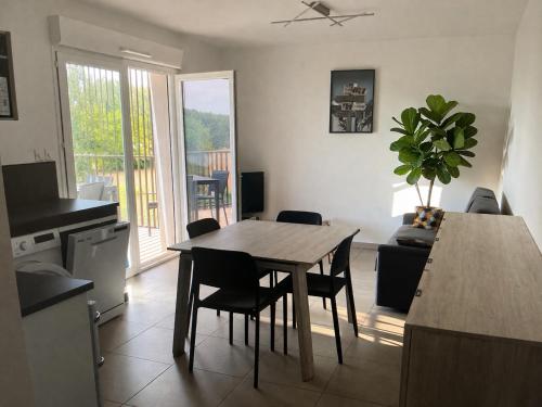 AGENCE JF IMMO - Apt 4 pers climatisation piscine et parking 300 m plages V0775 in Vias