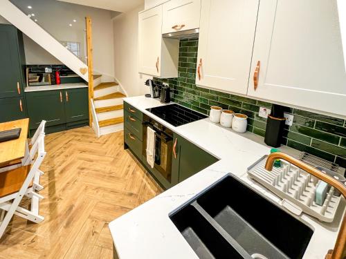 köök, Broadweavers - Very Cute Cottage In Dursley By STAE-Homes in Cam