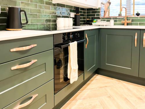 köök, Broadweavers - Very Cute Cottage In Dursley By STAE-Homes in Cam