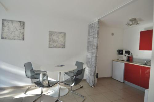 Cocina, Le botanique, studio avec extérieur et wifi (Le botanique, studio avec exterieur et wifi) in Bayeux City Center