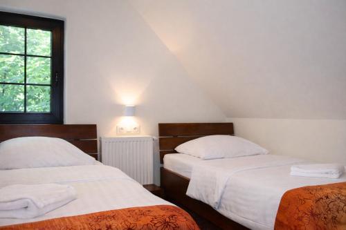 2 twin beds