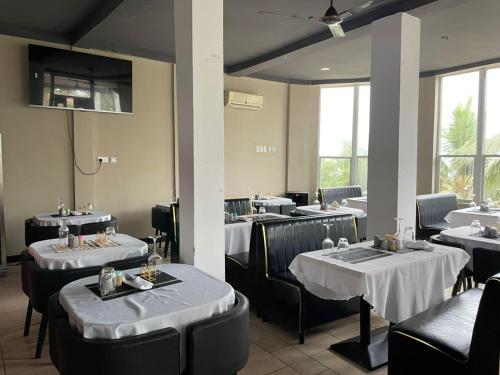 Ресторант, Gye Nyame Grand Beach Resort in Winneba