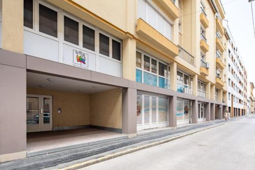 Central - Terrace - Modern - main image