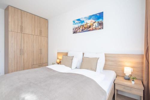 Close to Center - Balcony - NEW - AirCon - image 2