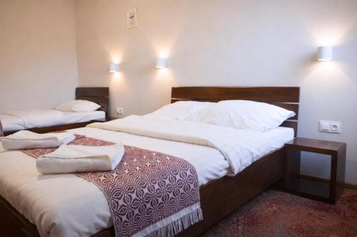1 double bed, 1 twin bed