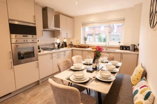 Stylish Detached Upton Home Sleeps 8 Parking in Birkenhead