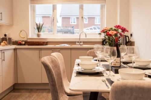 Stylish Detached Upton Home Sleeps 8 Parking in Birkenhead